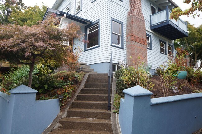 Building Photo - Amazing two bedroom sellwood beauty!