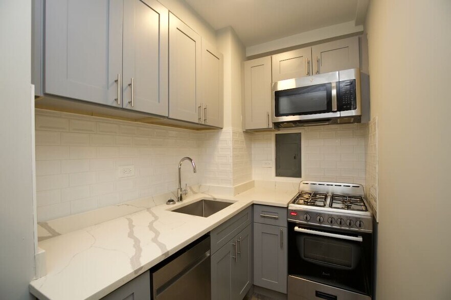 Building Photo - 545 W Belmont Ave