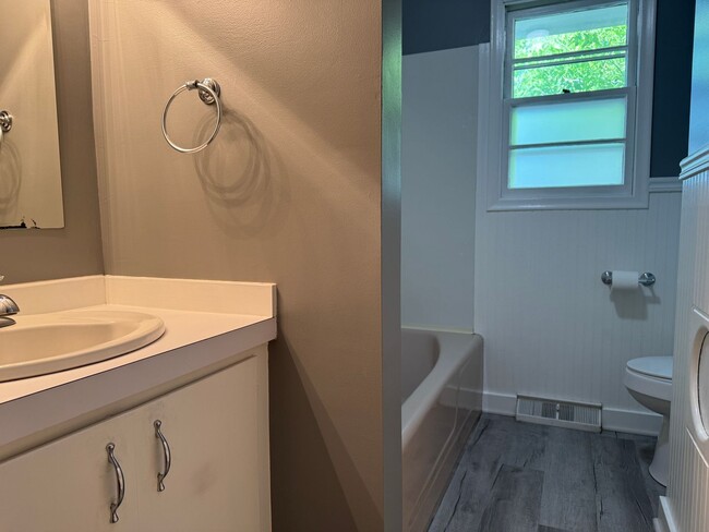 Building Photo - Charming Midtown 3BR Near Benson & UNO for...