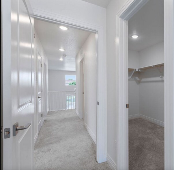 Building Photo - 1209 Bon Homme Richard Dr