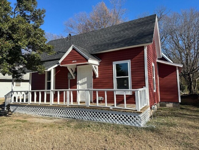 Building Photo - 5 Bed 3 Bath Springfield, MO