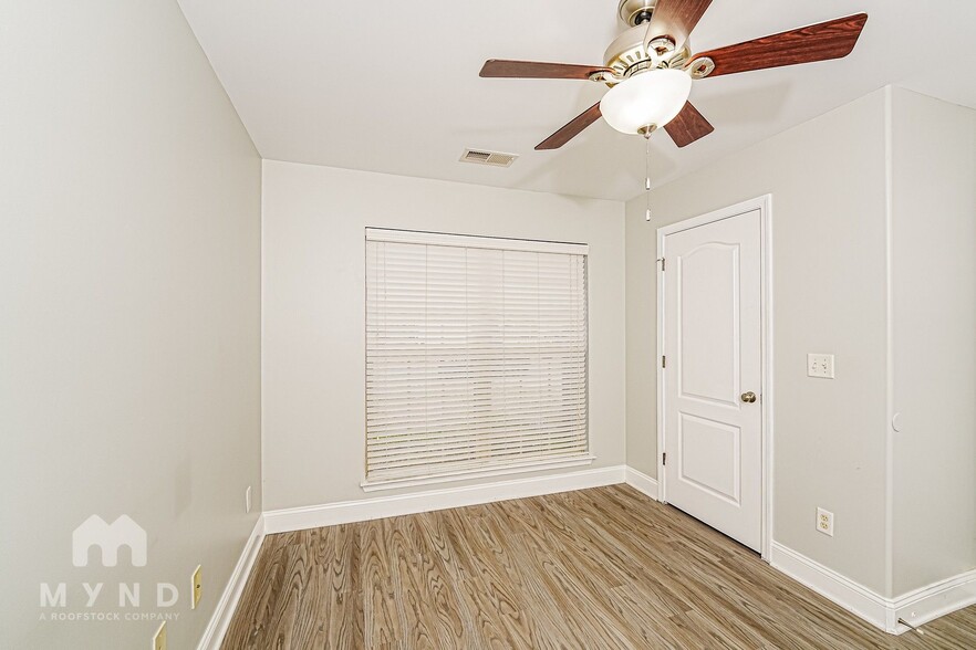 Building Photo - 4053 Cambridge Dr