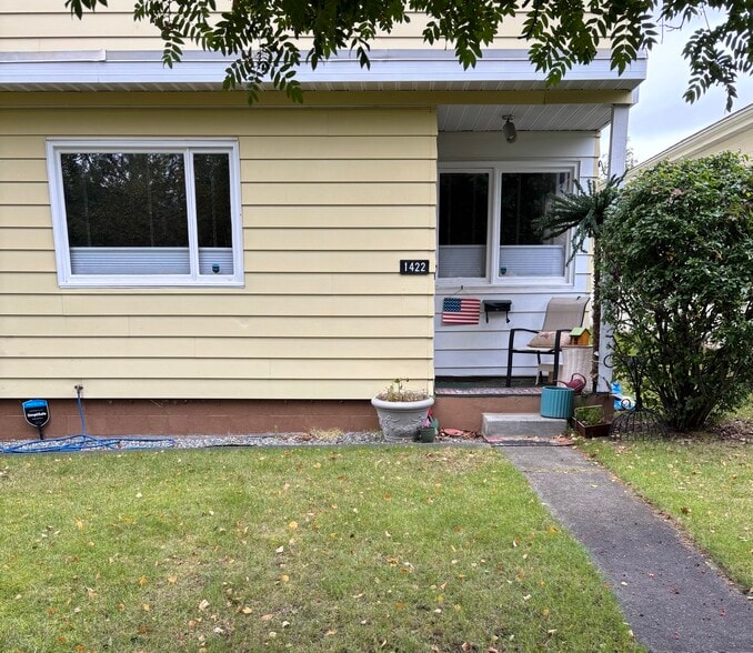 Private front entrance with yard - 1422 O St