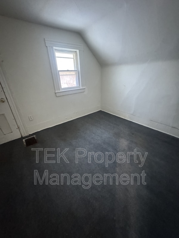 Building Photo - 8 Laurel St