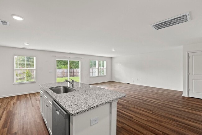 Building Photo - Welcome to your new home in the heart of L...