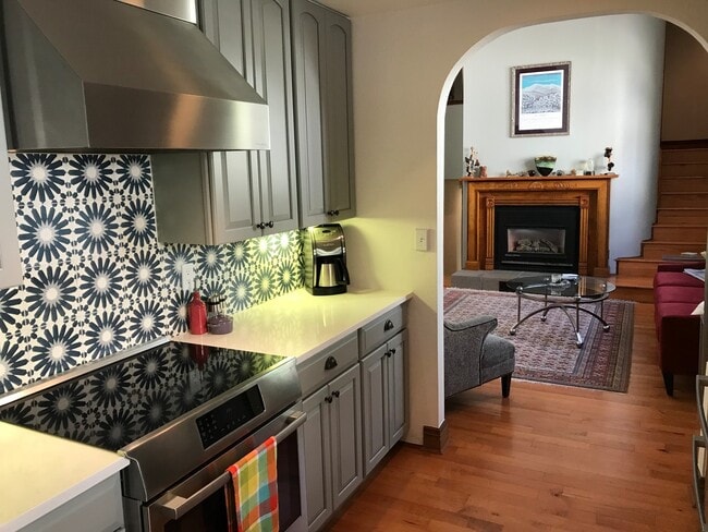 Building Photo - Updated 3 Bed 2 Bath Victorian Style Townhome