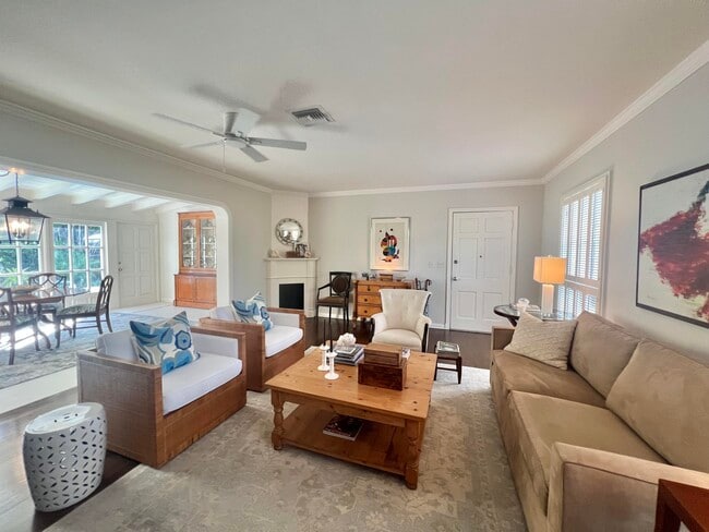 Building Photo - 230 Colonial Ln