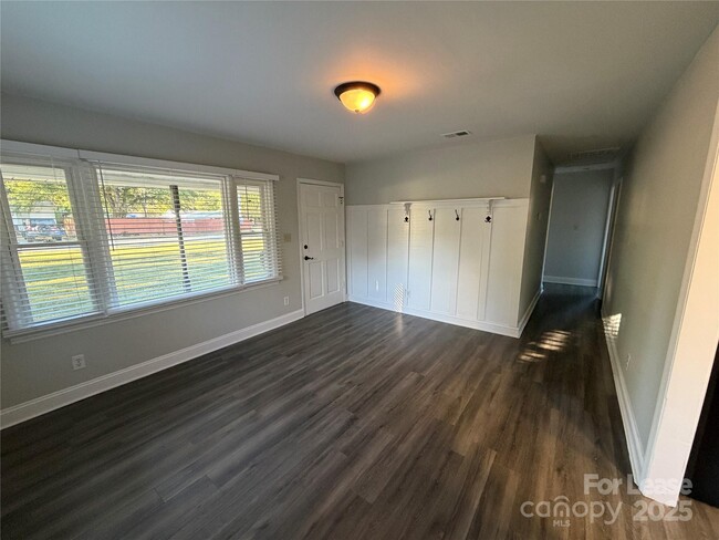 Building Photo - 6202 Clearwater Dr