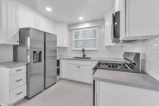 Building Photo - 4943 Coldwater Canyon Ave