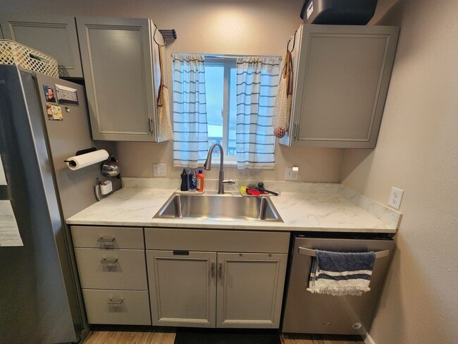 Building Photo - Immaculate 3 bedroom 2 bath split level ho...