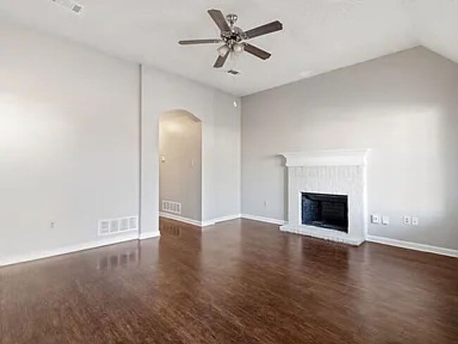 Building Photo - Freshly Updated 3-Bedroom Home – Pets Welcome!