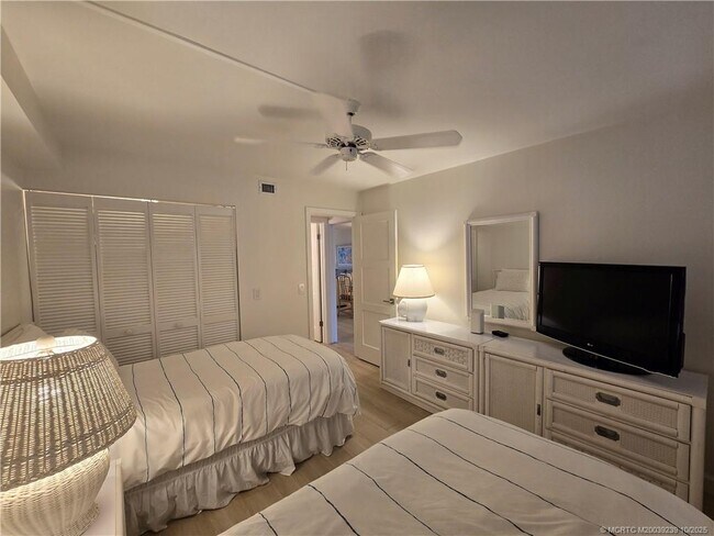 Building Photo - 484 NE Plantation Rd