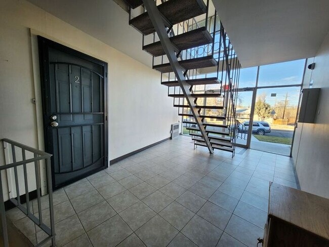 Building Photo - Beautifully Renovated 1-Bed, 1-Bath Apartment – Main Level Living | Move In Today and Get Your 2n...