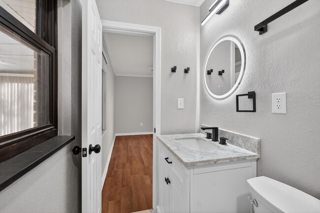 Building Photo - 420 Paradise Rd