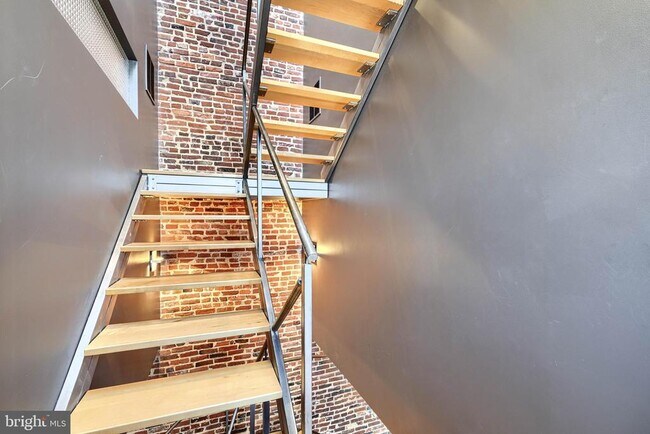 Building Photo - 1301 Hull St