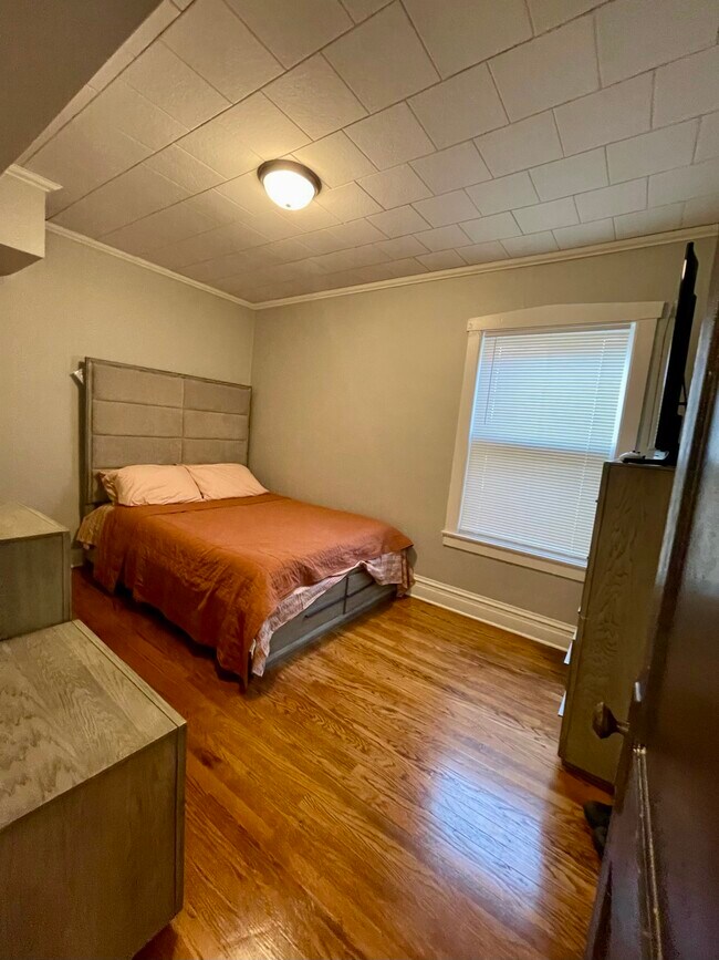 Building Photo - 3431 N Lowell Ave