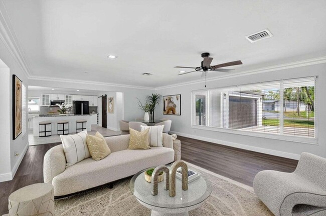 Building Photo - 714 SW 25th Ave