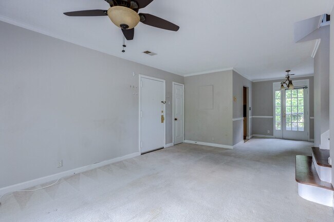 Building Photo - Gorgeous End Unit 2 Bedroom 2 Bath Near Sh...