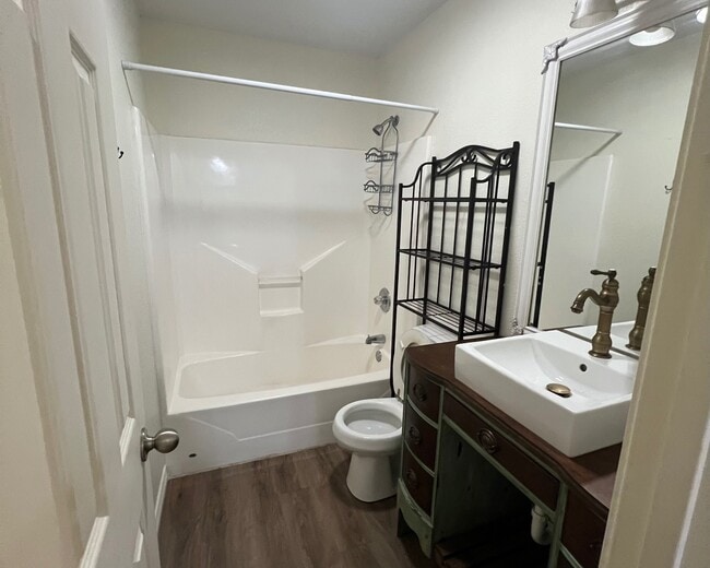 Building Photo - 1102 Dierks St