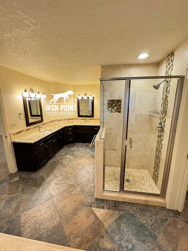 Building Photo - 4 bedroom home in East Boise, close to Bar...