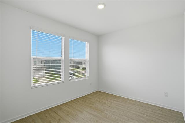 Building Photo - 905 Blue Heron Dr