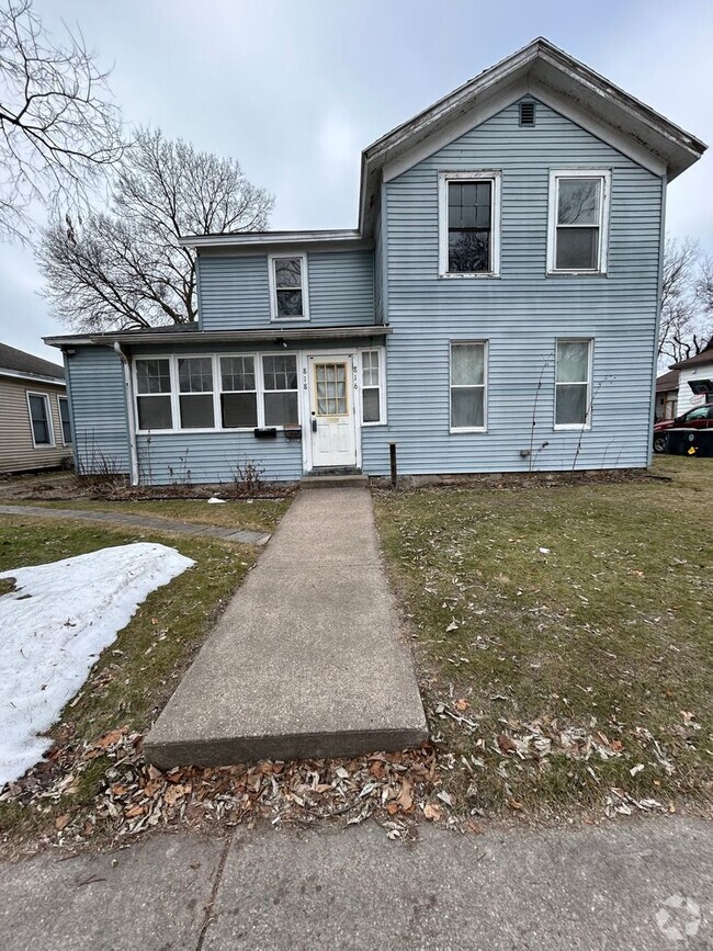 Building Photo - Two Bedroom Apartment Near Downtown