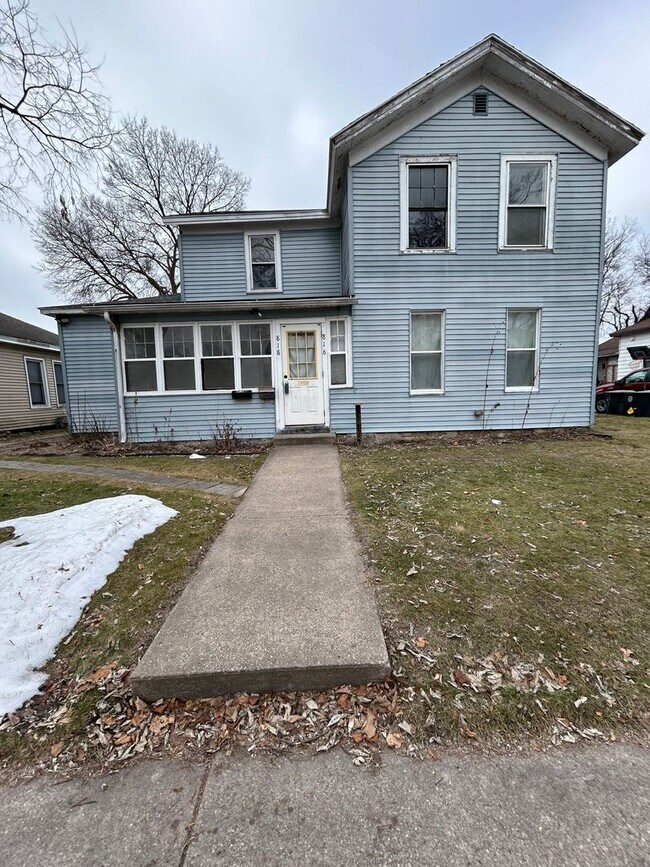 Building Photo - 3 Bedroom 2 Bathroom Apartment Near Gundersen