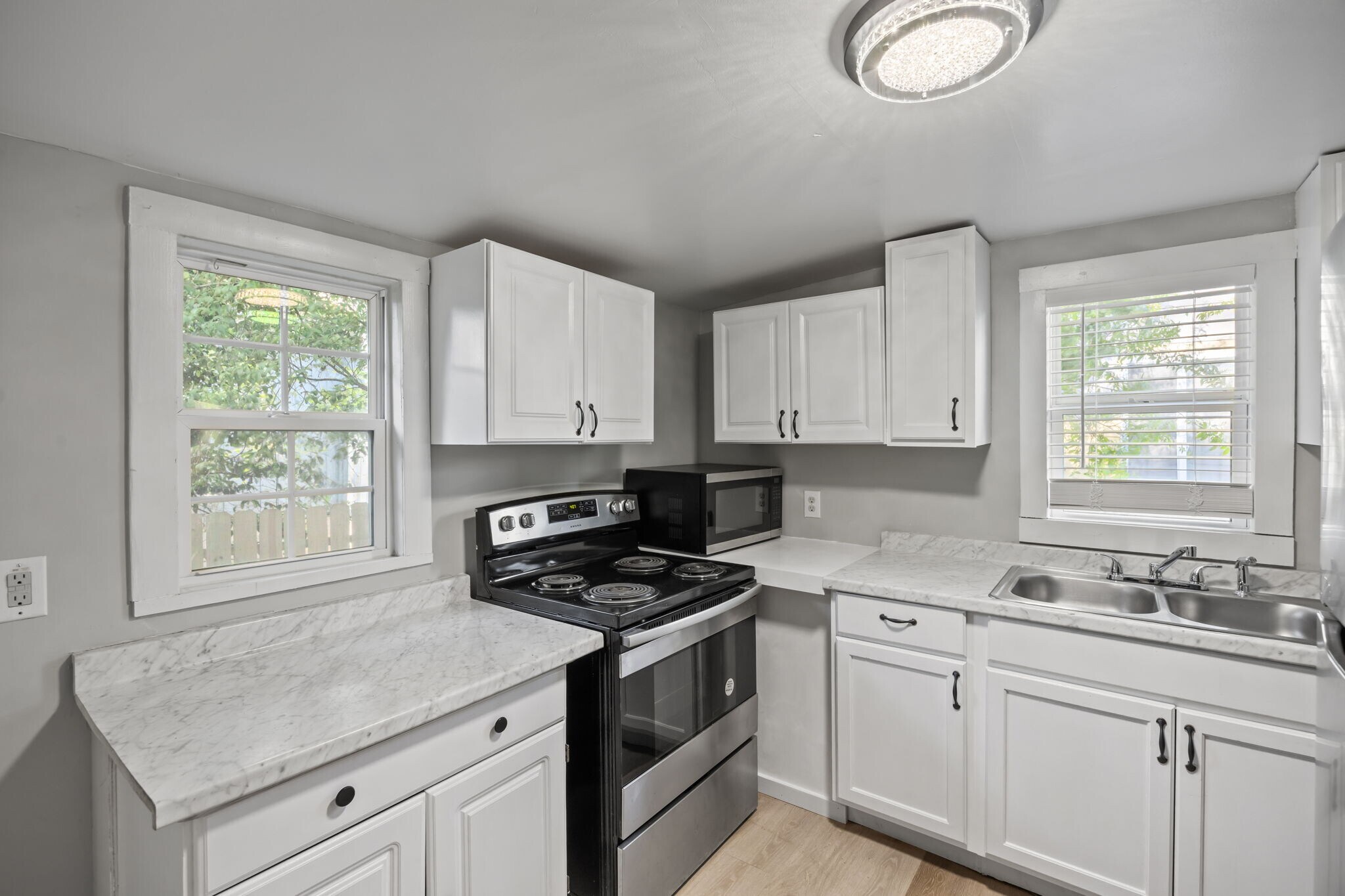 Building Photo - 818 Hanover St