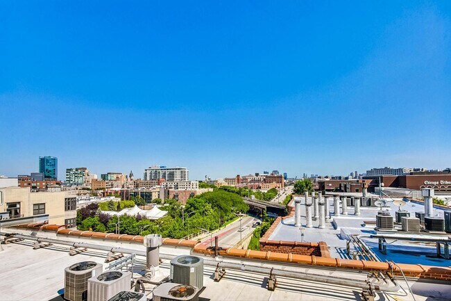 Building Photo - 525 N Halsted St