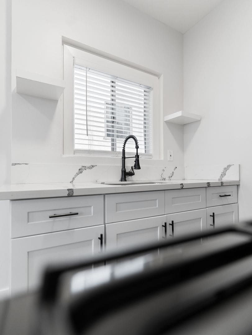 Building Photo - 608 W 6th St