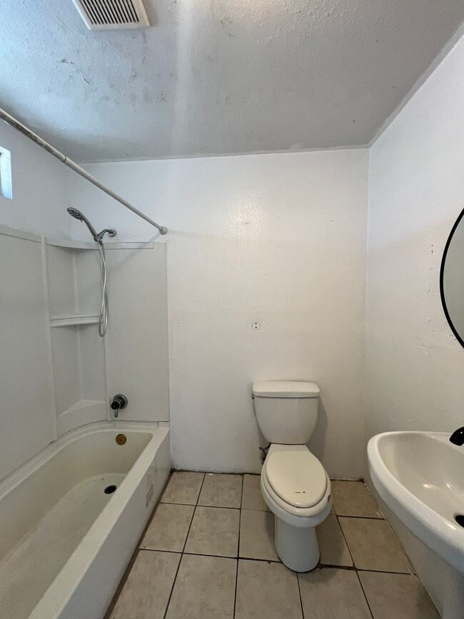 Building Photo - 2 Story, 2 Bedrooms, 2 Bath home with larg...