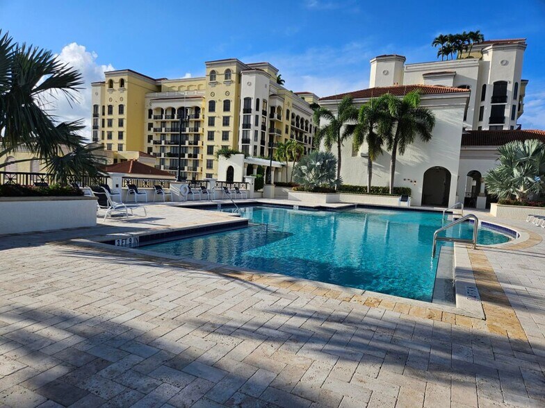 Building Photo - 801 S Olive Ave