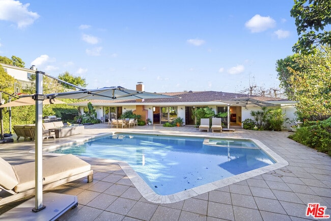 Building Photo - 375 S Surfview Dr