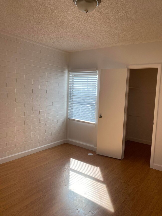Building Photo - MOVE IN SPECIAL