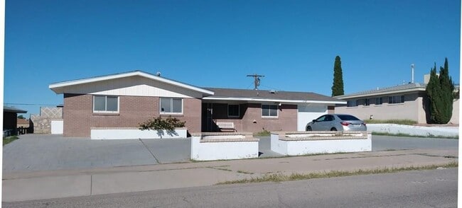 Primary Photo - 112 De Leon Dr