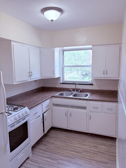 Building Photo - 601 Hadley Ave