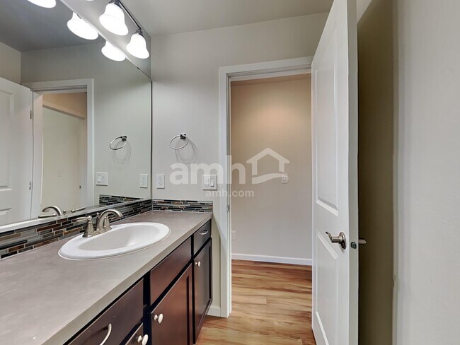 Building Photo - 2748 Moore Ave