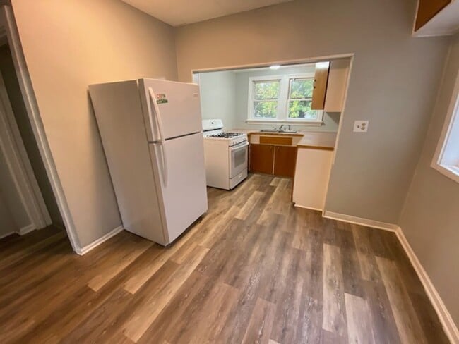 Building Photo - Bright 3BR+2BA Bungalow by Downtown