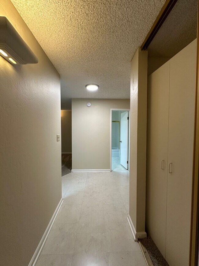 Building Photo - 2 bedroom, 1 bath condo in Mountain View