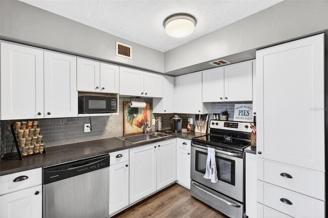 Building Photo - 2452 Brazilia Dr