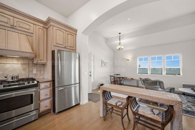 Building Photo - 525 Laurel Ave