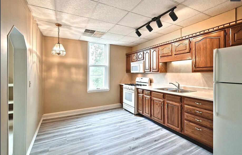 Building Photo - 2379 Table Rock Rd