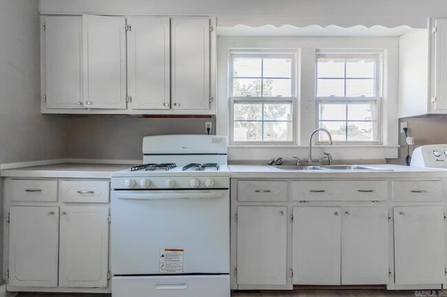 Building Photo - 505 W Texie Ave