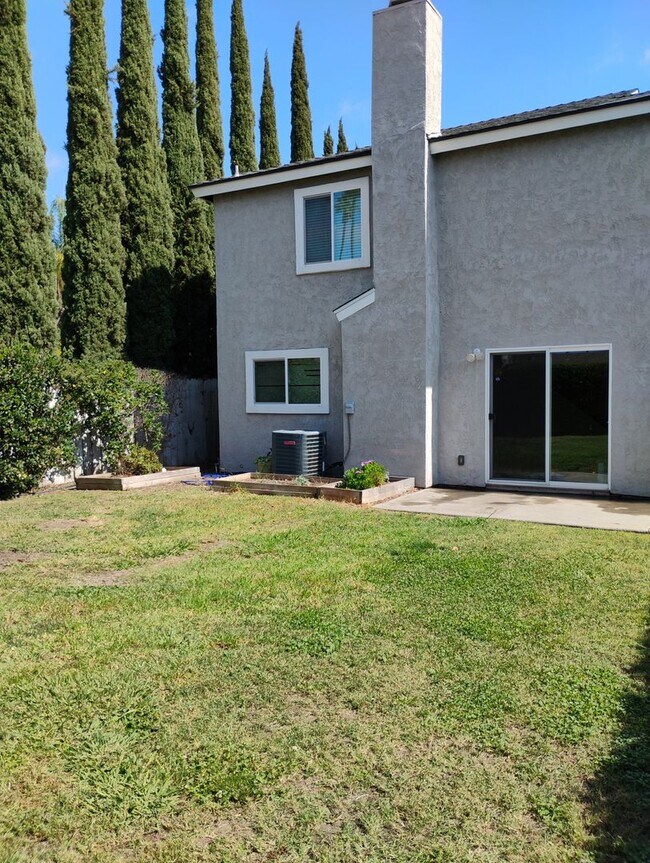 Building Photo - Like new 4 BR/3 Full Baths
