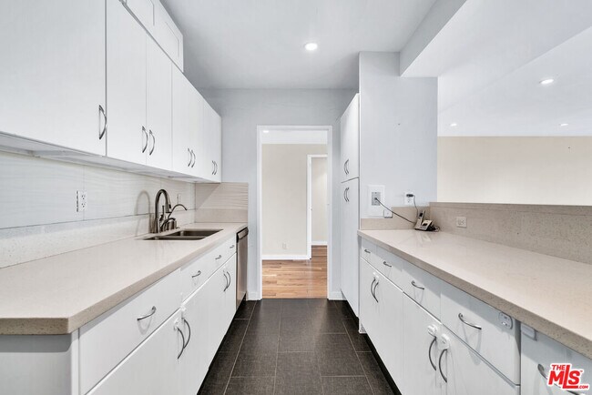 Building Photo - 865 Comstock Ave