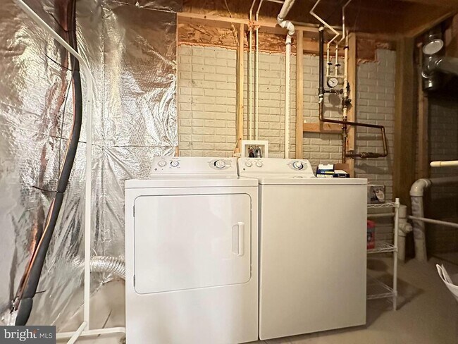 Building Photo - 920 Hopkins Cor