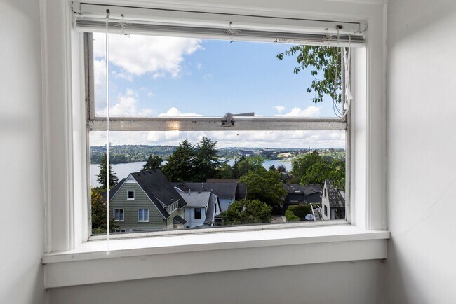 Building Photo - Historic Laurelhurst Home ~ Quiet Neighborhood~ Stunning Water View! 4 Mins to U Village/UW