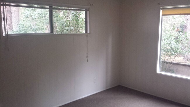 Building Photo - Single level 2 bedroom with 2 car garage