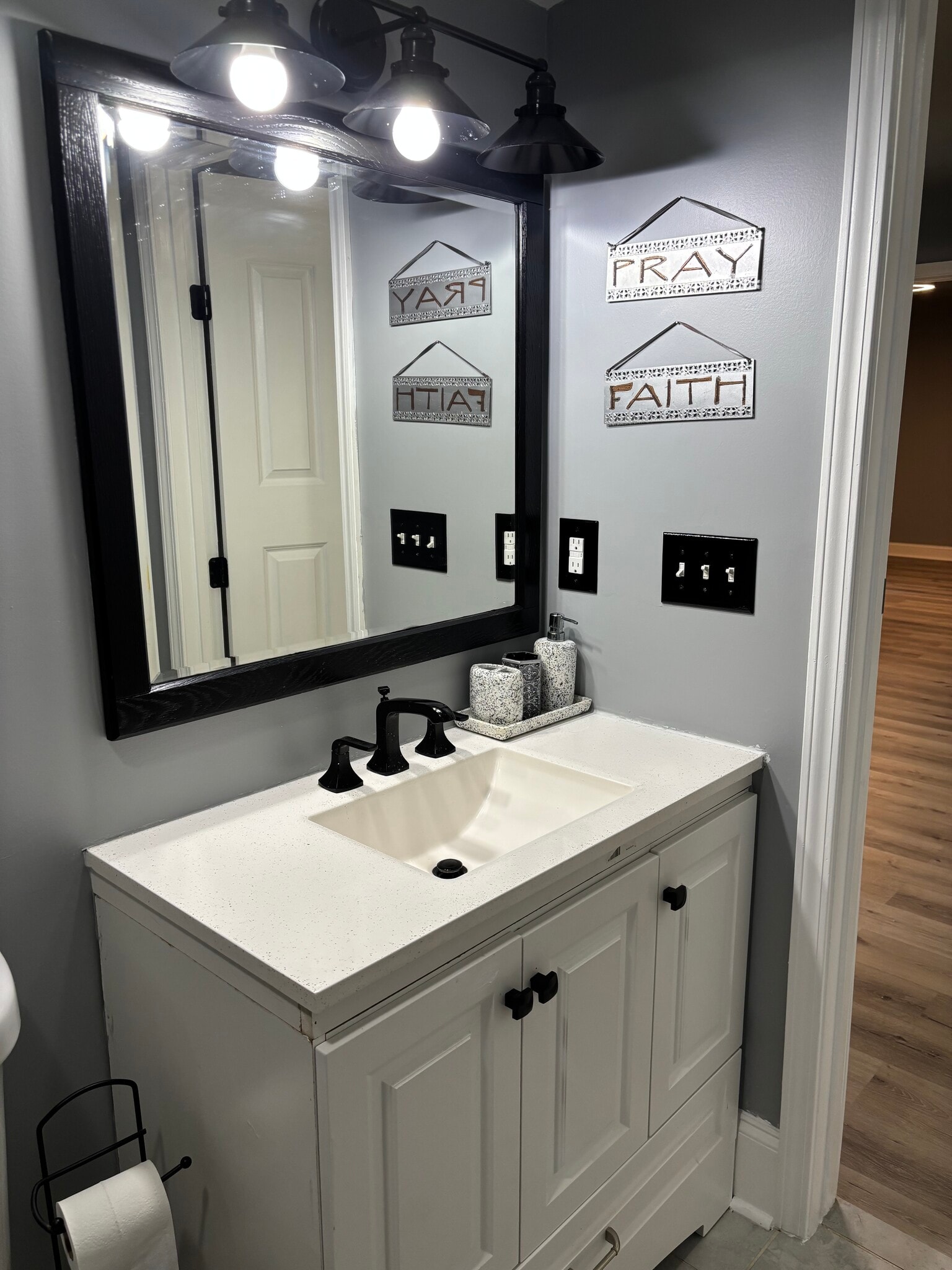 Vanity - 4155 Round Stone Dr