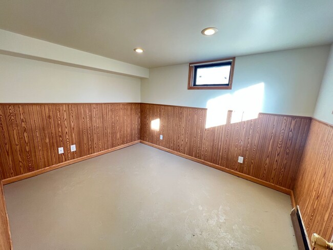 Building Photo - AVAILABLE JUNE 2025! HUGE 5 Bedroom, 2 Bat...